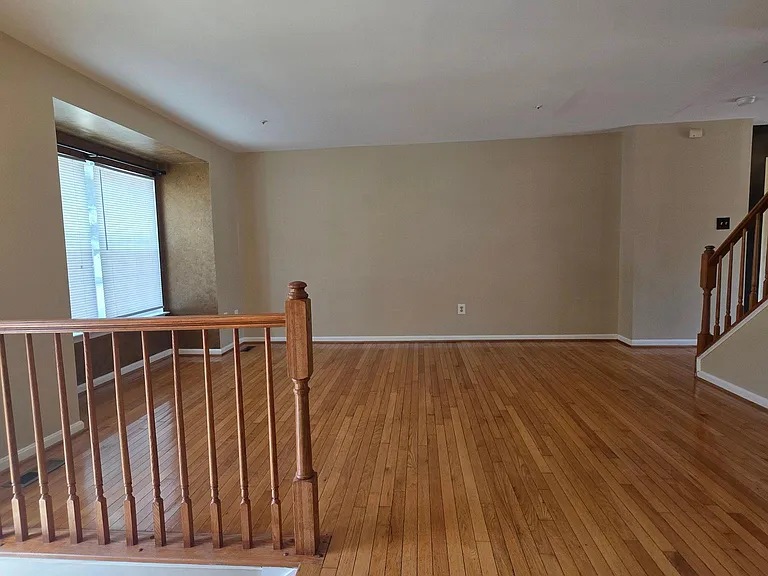 940 Newington Ct — Photo 3