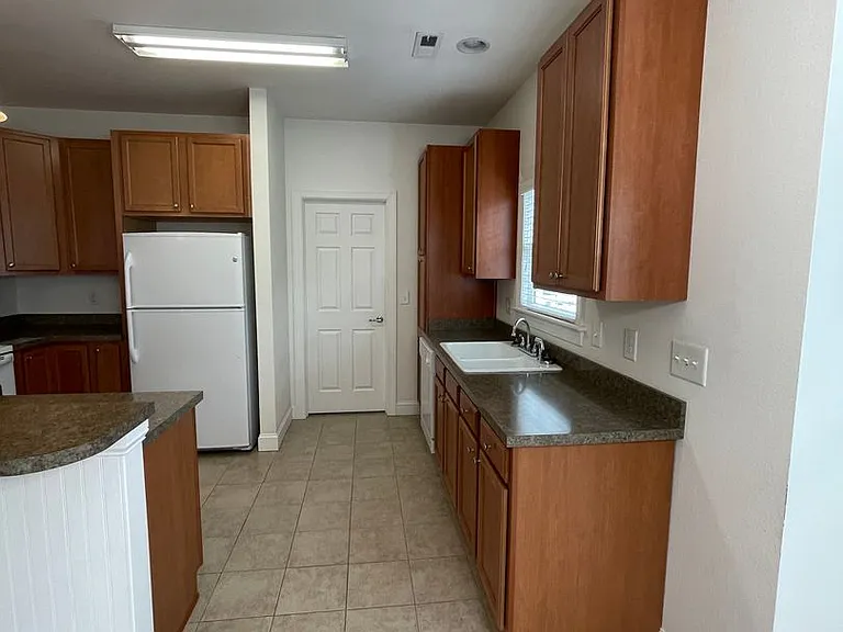 605 Viccars Ln — Photo 5
