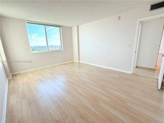 3rd image of 704-919 Hillcrest Dr #704
