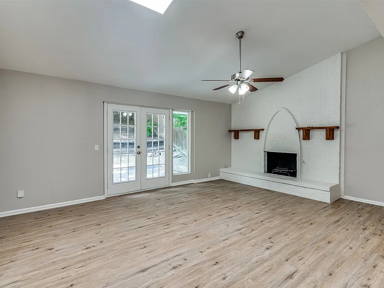 2925 Elsinor Dr — Photo 2