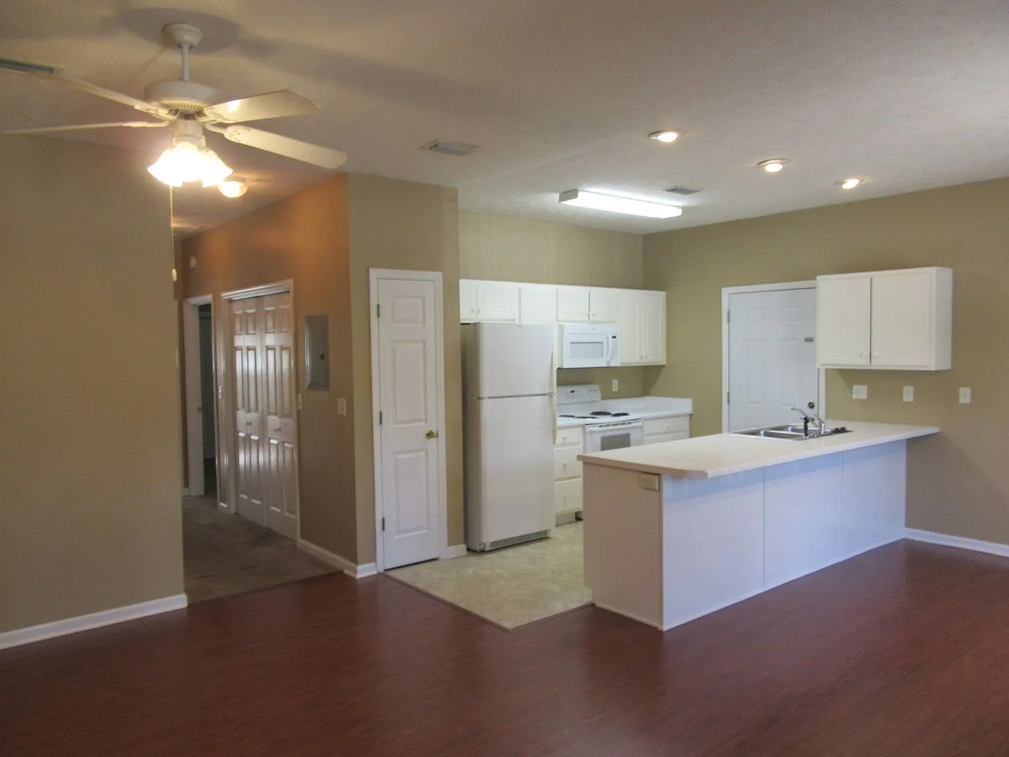 2 bed, 2.0 bath, 1015 sqft, $1,295 — Photo 2