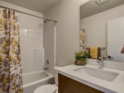 909-B N 104th St, Seattle, WA, 98133