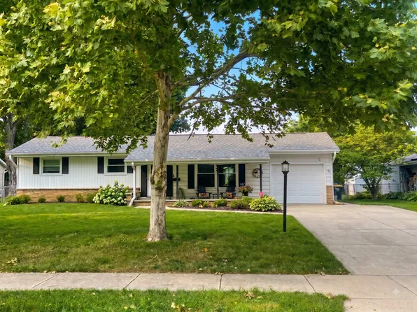 241 Arrowhead Trl, Carol Stream, IL 60188