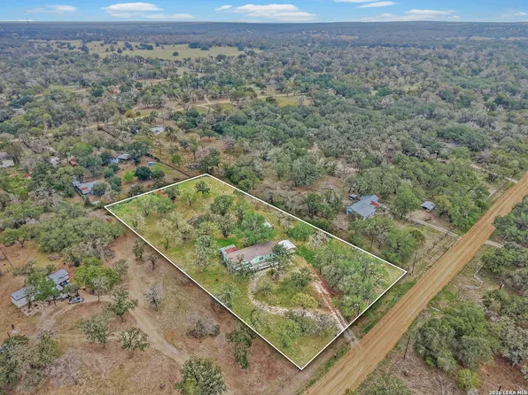 322 SHADY OAKS DR, Floresville, TX 78114