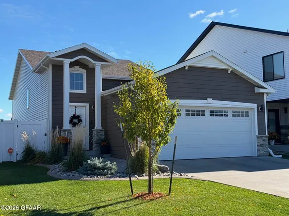 5645 Lou Ann St, Grand Forks, ND 58201