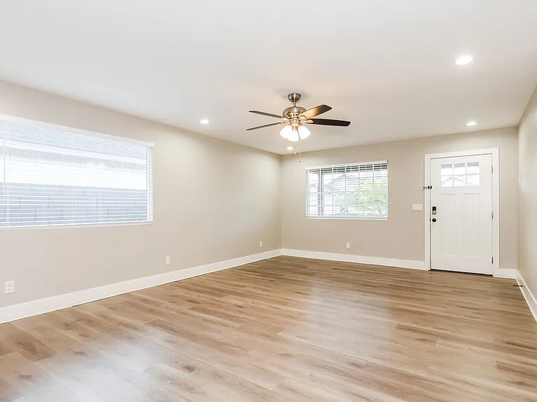 2321 W Mobile Ln — Photo 3