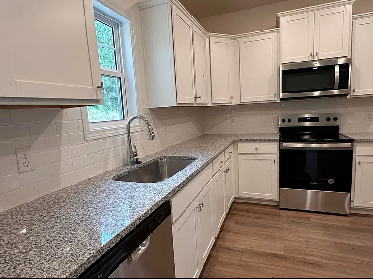 1102 Silverbend Trl #1 — Photo 9