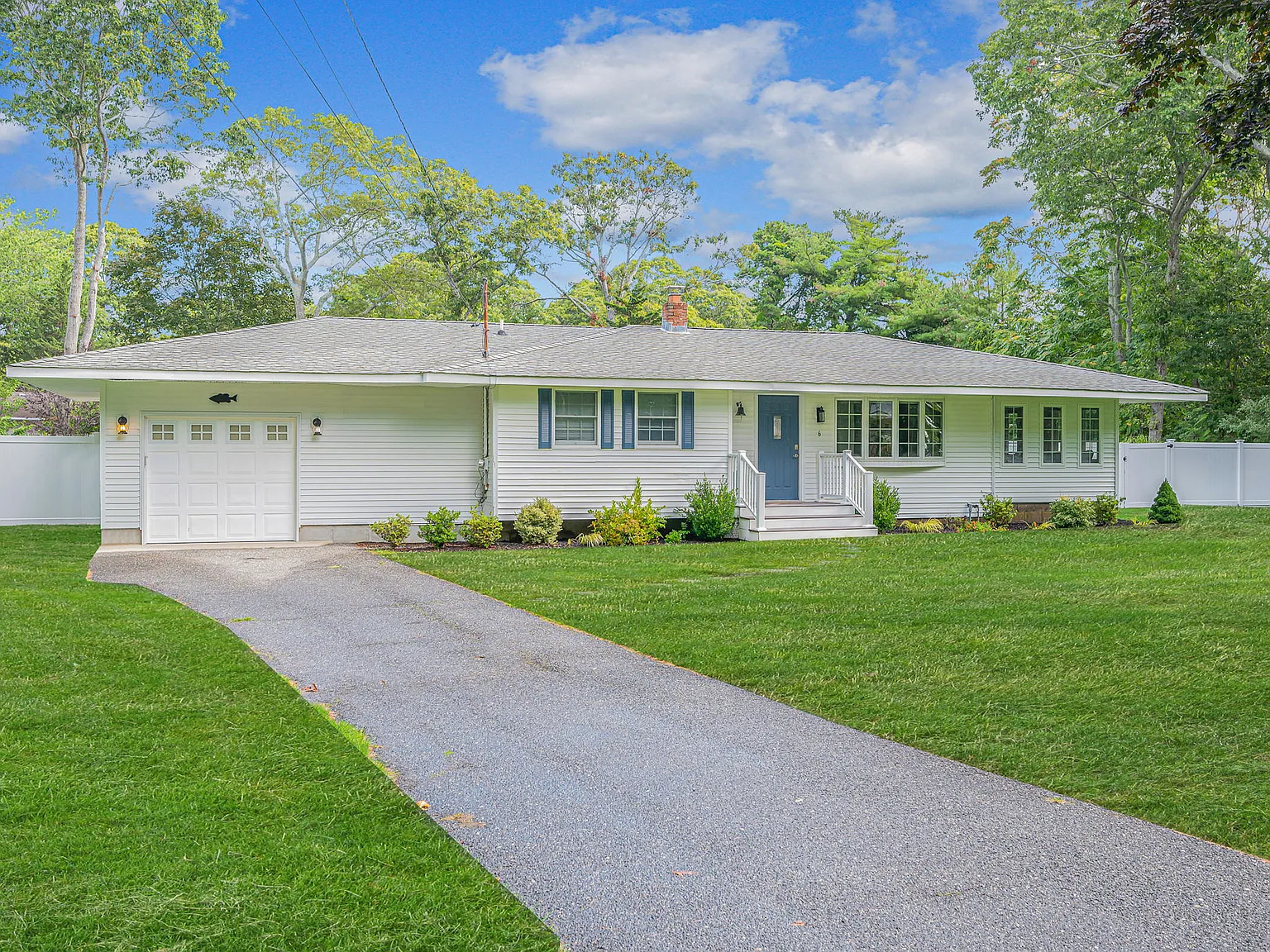 Seasonal Retreat On Rolling Hill Road — Photo 2