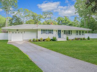 6 Rolling Hill Rd, Hampton Bays, NY 11946