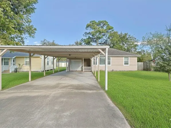 207 Farrer St, Angleton, TX 77515