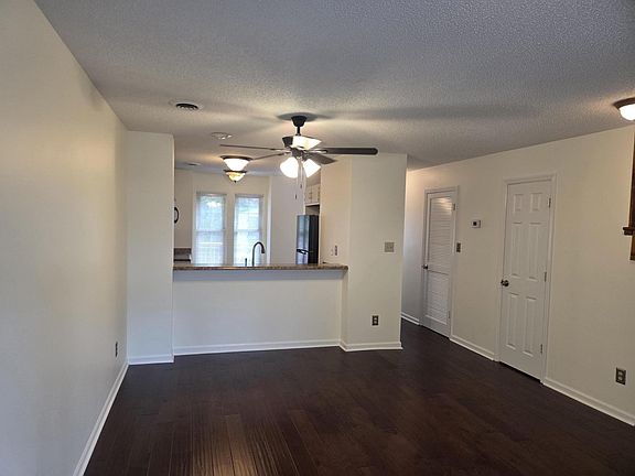 4th image of 707 Zius Ct NW