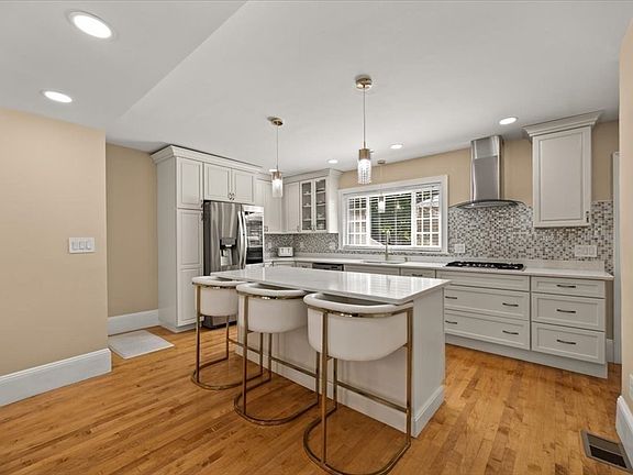 3rd image of 15 Belcher Ave