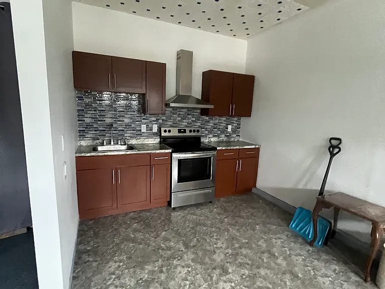 1873 Doncaster Dr — Photo 14