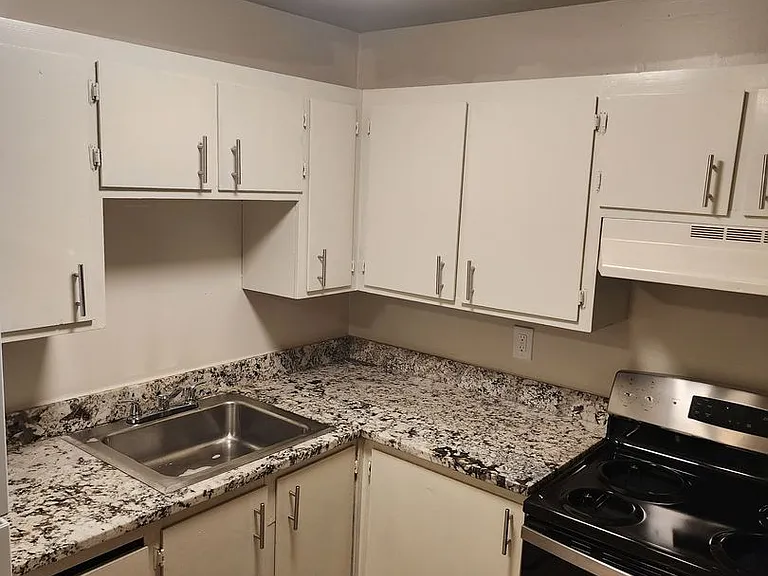 2620 E Cherry St — Photo 3