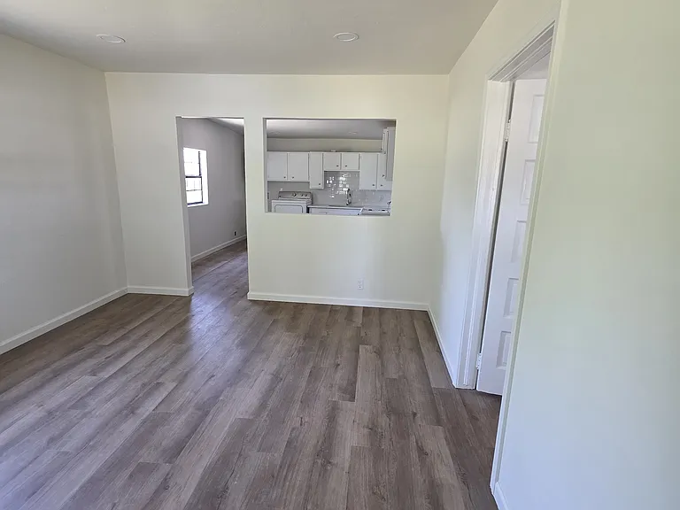709 W Washington St — Photo 2