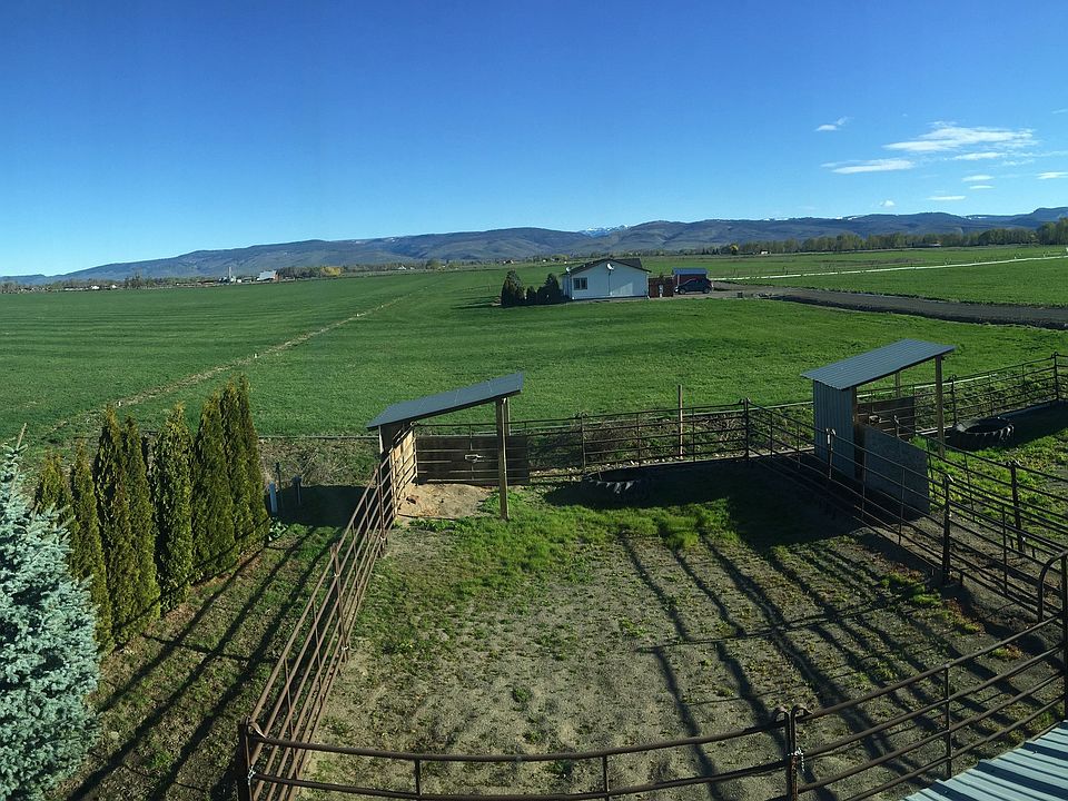 Field View Over 3 Horse Pens