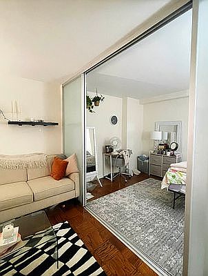 4th image of 279 E 44th St APT 2O