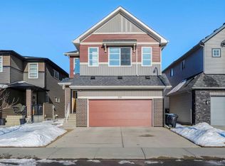 216 W Carringvue Mnr NW, Calgary, AB T3P 0W3