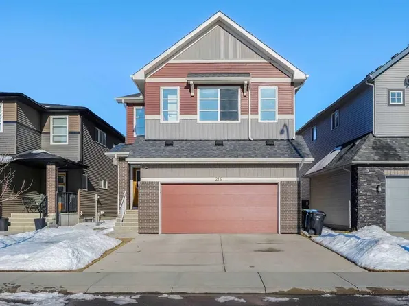 216 W Carringvue Mnr NW, Calgary, AB T3P 0W3