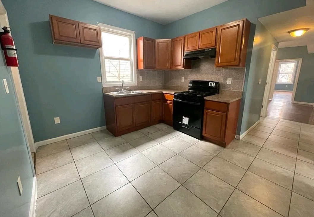 3 bed, 1000 sqft, $2,450 — Photo 1