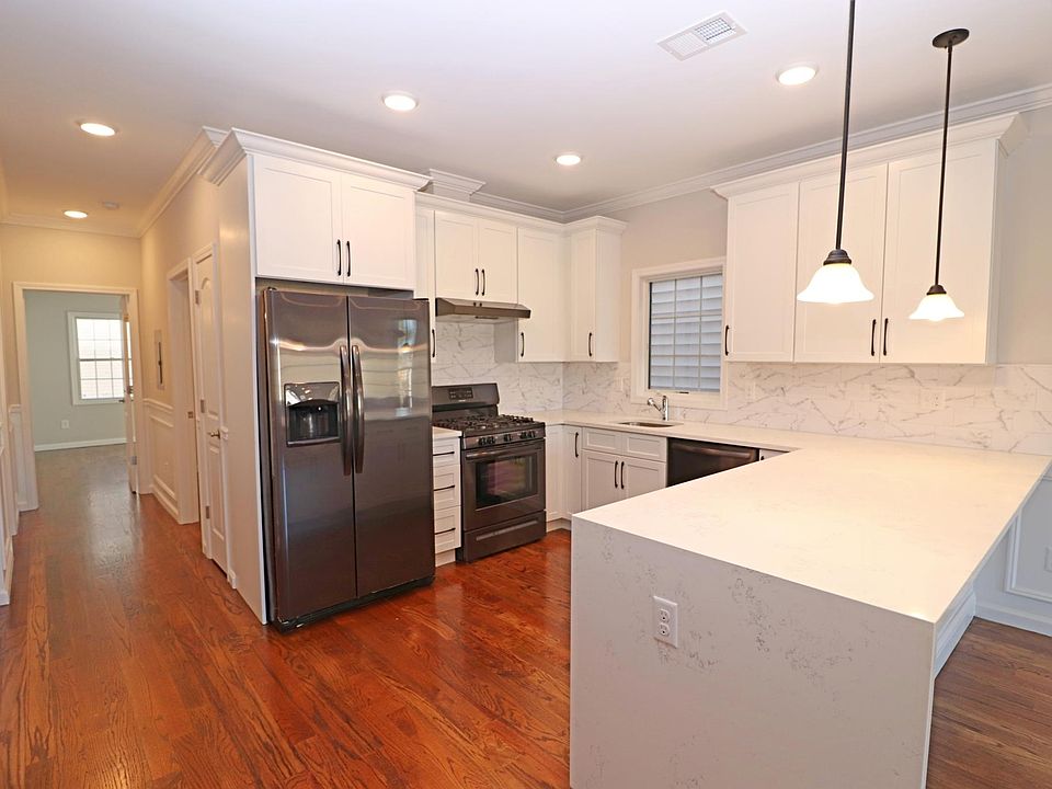 BRAND NEW CHEF'S KITCHEN