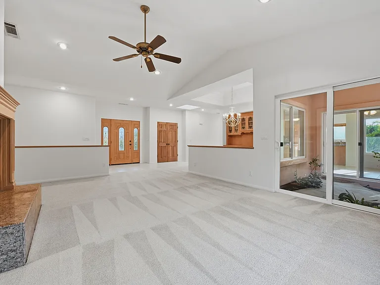 996 Valencia Ave — Photo 4
