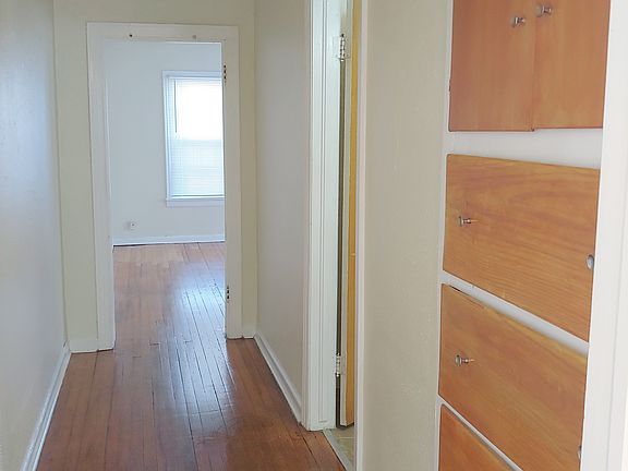 4th image of 928 S Flood Ave APT 2