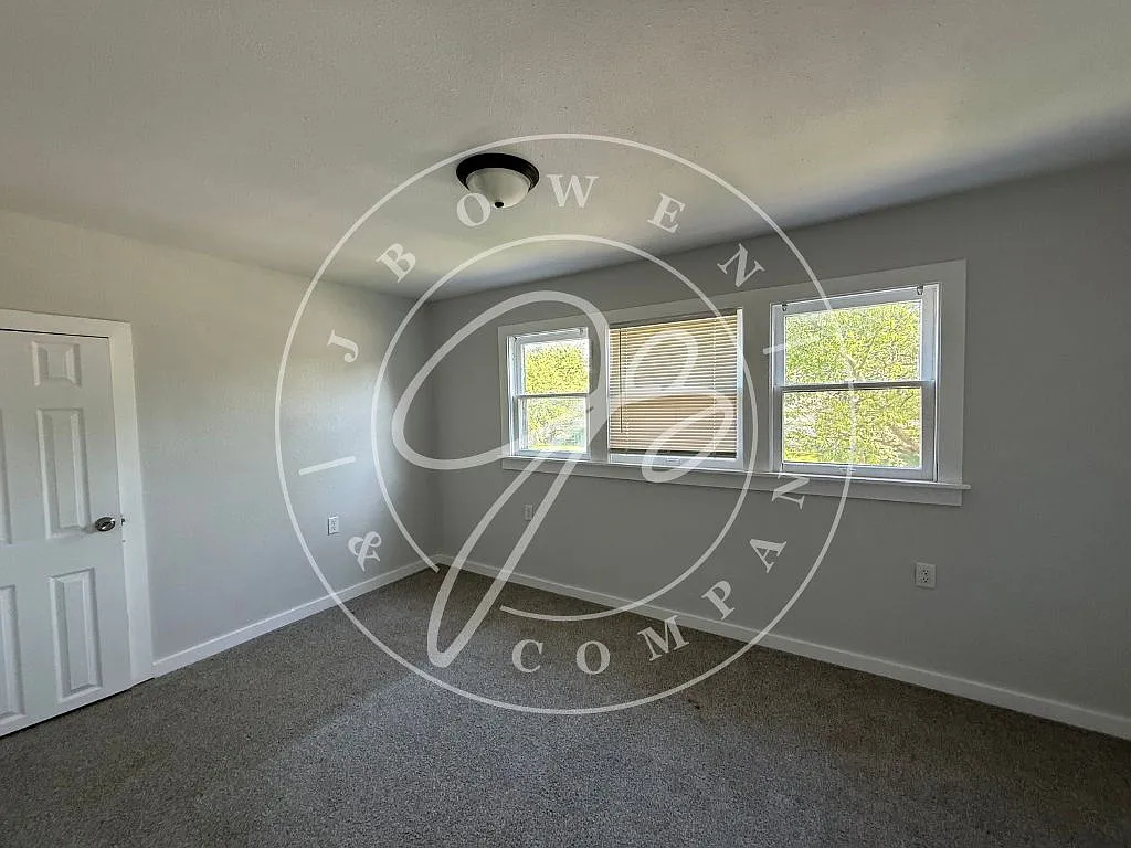 3 bed, 1.0 bath, $1,095 — Photo 4