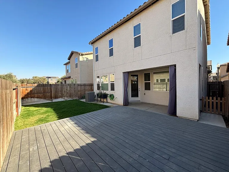 827 Fir St W — Photo 16