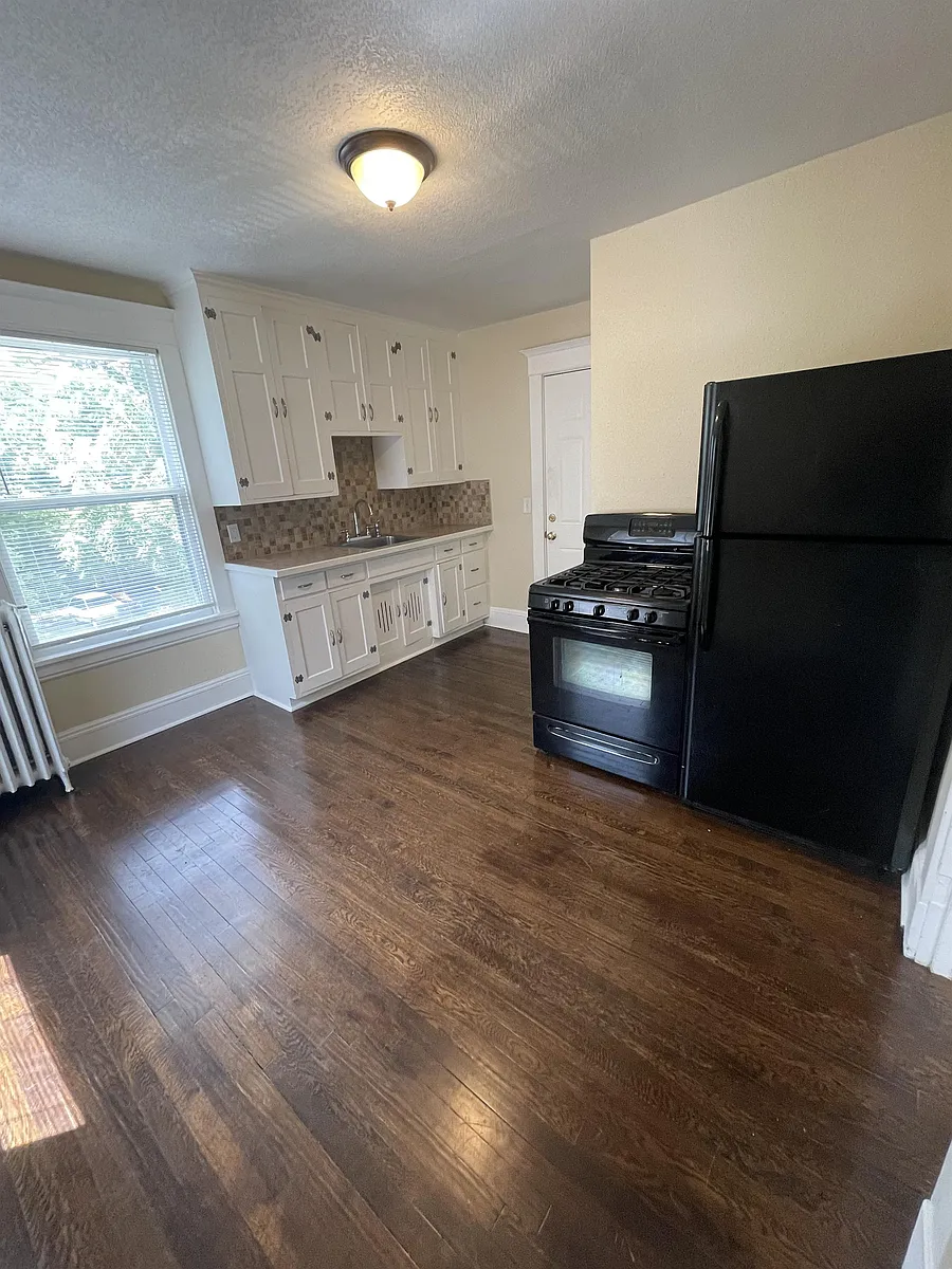 Building Photo - 970 Reaney Ave E #3