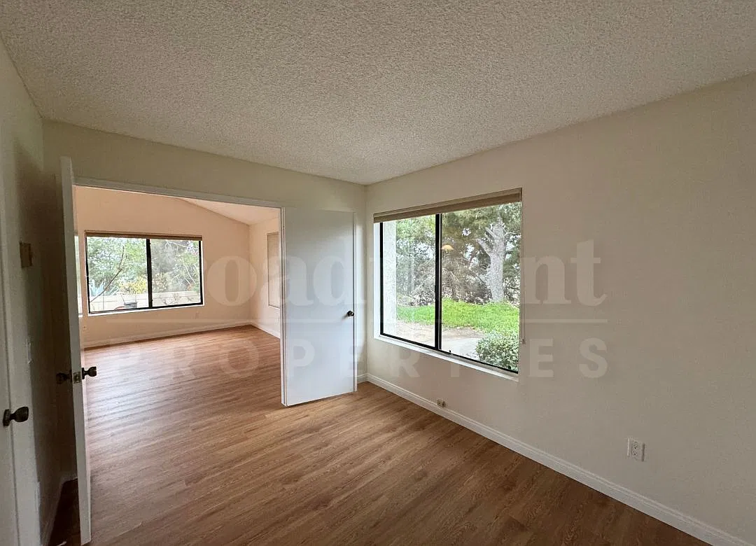 3 bed, 1056 sqft, $3,295 — Photo 4