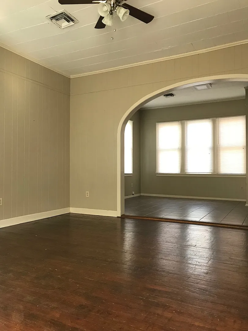 806 University — Photo 3