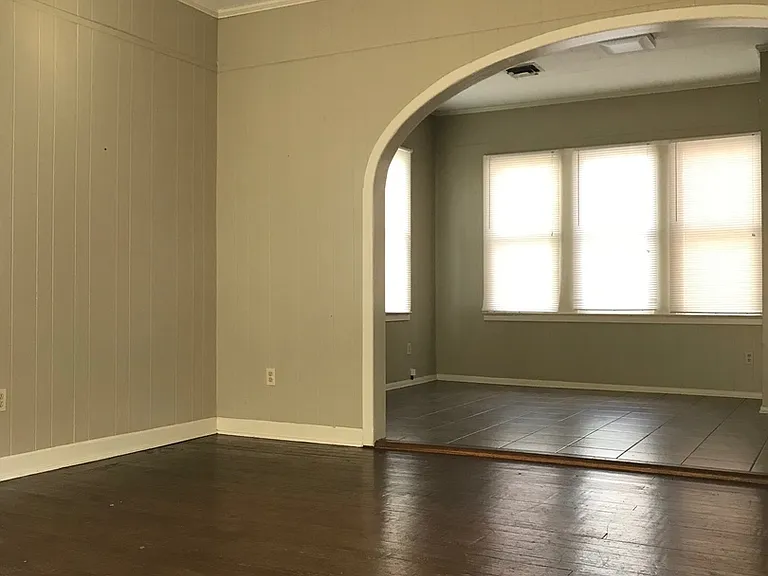 806 E University Ave — Photo 1