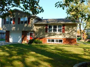 1834 Belmont Dr, Grinnell, IA 50112