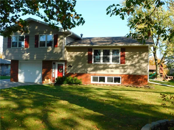 1834 Belmont Dr, Grinnell, IA 50112