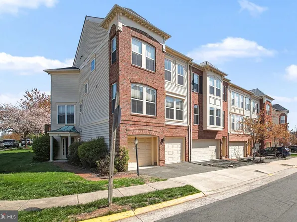 42464 Regal Wood Dr, Ashburn, VA 20148