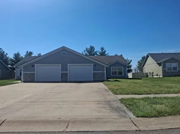 2040 Brook Ridge Ct, Tonganoxie, KS 66086