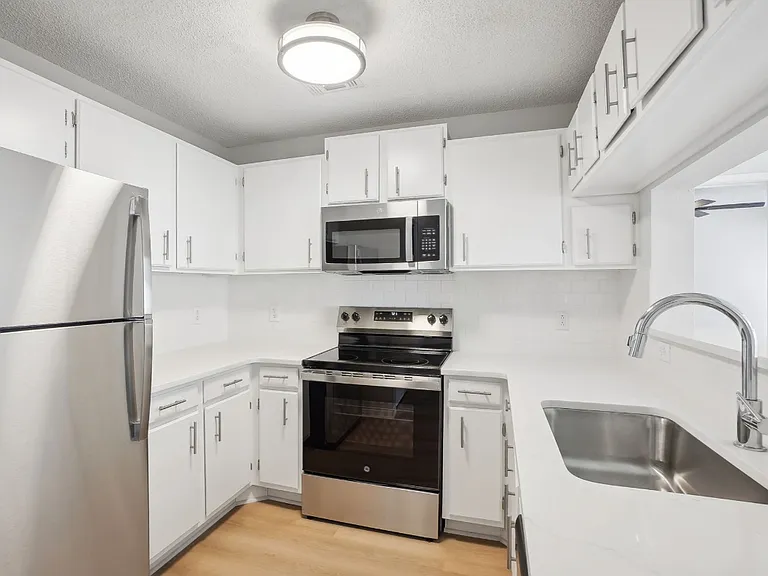 Cambridge Park Apartments — Photo 68