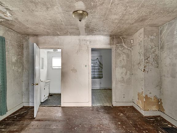 5th image of 2054 Laketon Rd