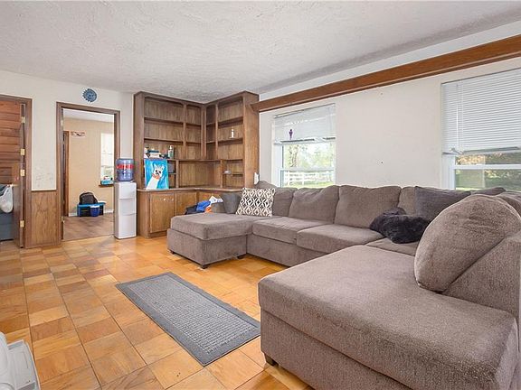 4th image of 400 24th Ave SE