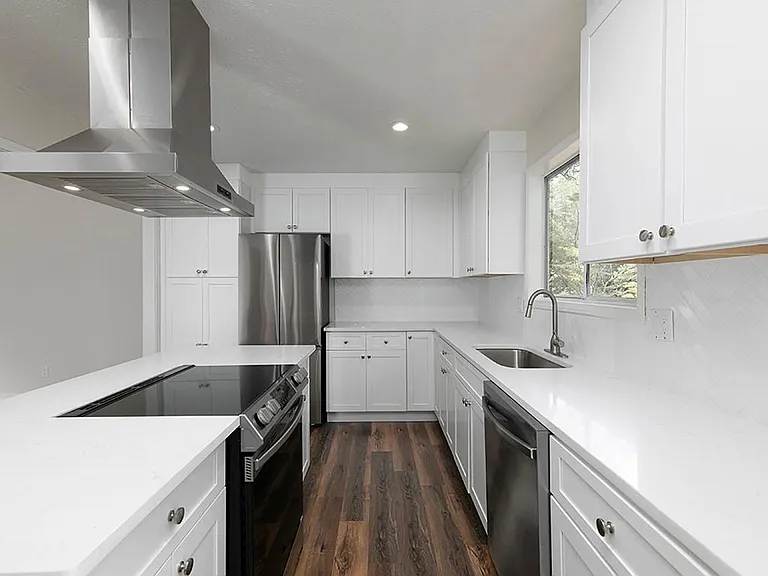 2506 Kingsley Dr NE — Photo 2