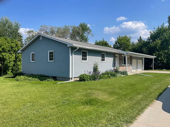 316 12th Ave NE, Devils Lake, ND 58301