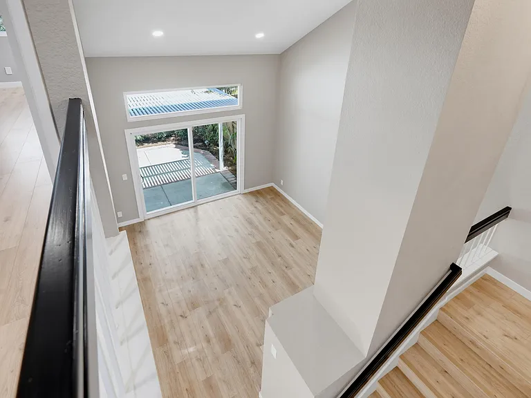 54 Sandalwood — Photo 19