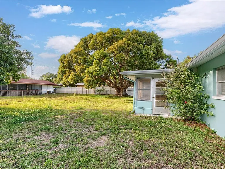 1248 Lazy Lake Rd W — Photo 17