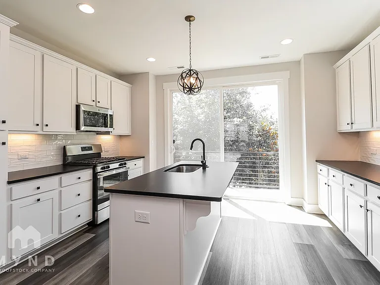 586 W End Dr — Photo 8