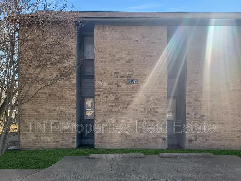 302 Manuel Dr #D — Photo 1