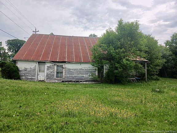 4th image of 827 Central St