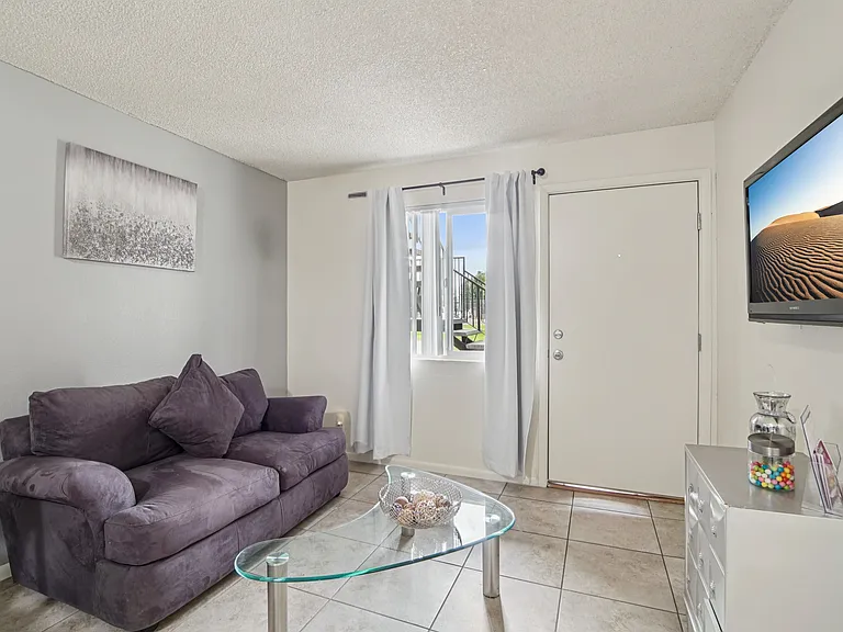 Los Vecinos Apartments — Photo 19
