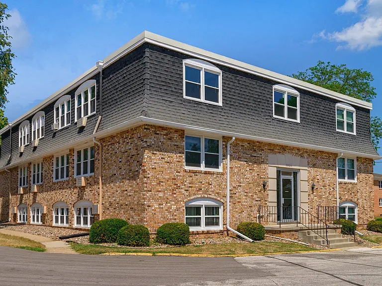 Plaza Manor — Photo 11
