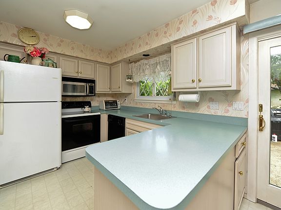 5th image of 1073 Acorn Dr